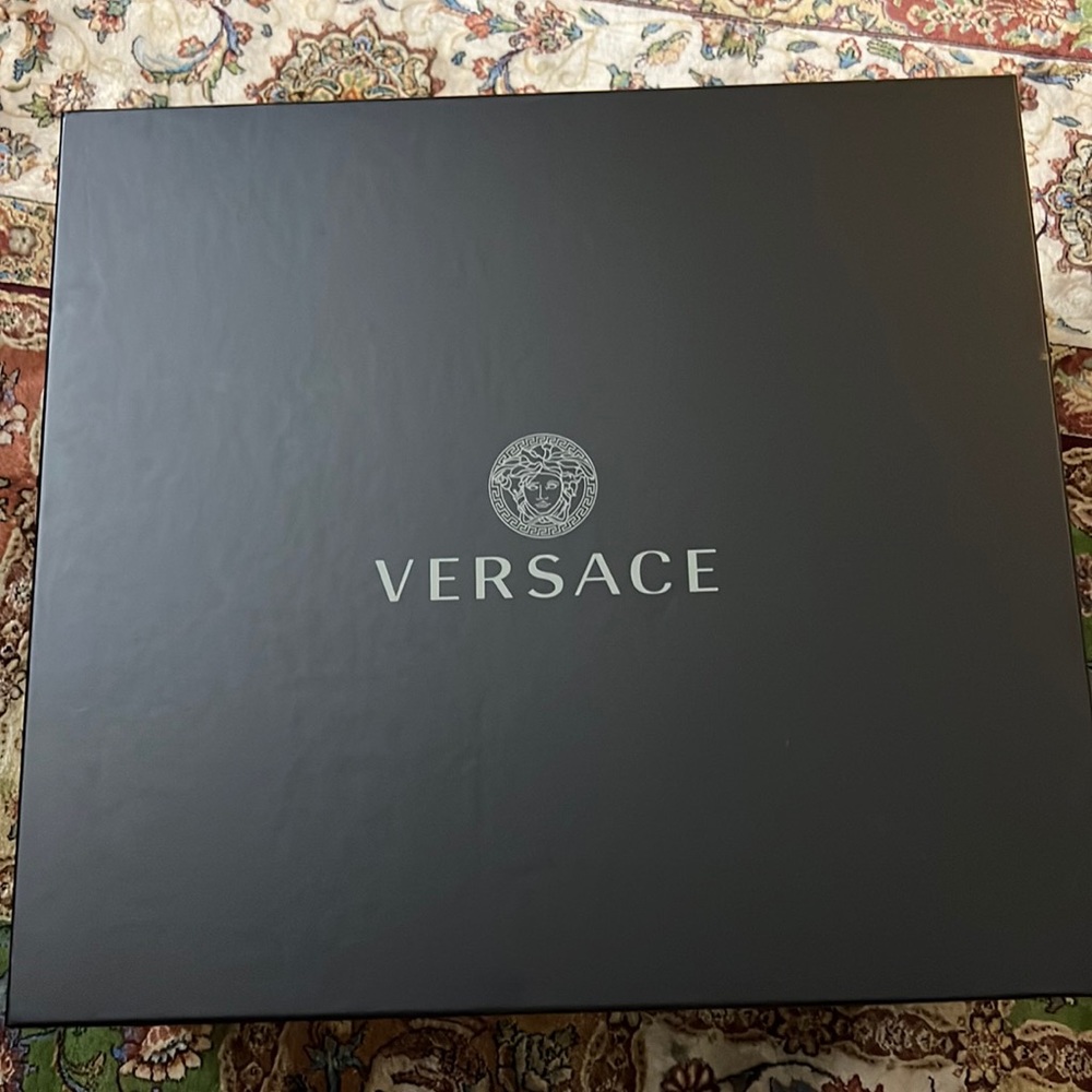 Brand new versace shoes bought them as a gift 2 days ago but decided to return